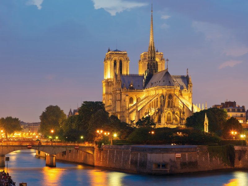 Notre Dame in Paris bei Nacht S.Borisov-shutterstock.com/2013