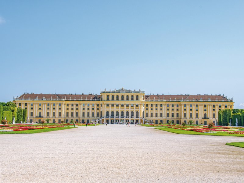 Schloss Schönbrunn worm_ flag-stock.adobe.com