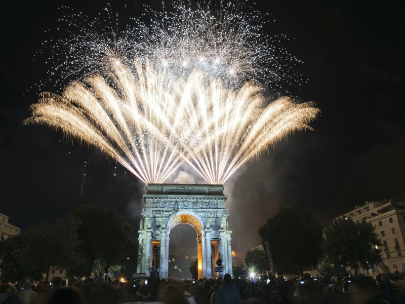 Feuerwerk über dem Triumpfbogen in Paris Andrea Izzotti-stock.adobe.com