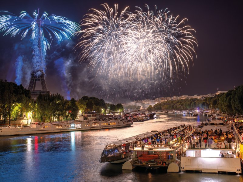 Feuerwerk beim Eiffelturm Didier Laurent-stock.adobe.com