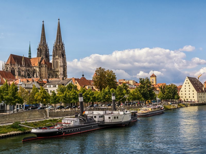 Blick vom der Eisernen Brücke auf Dom in Regensburg Andreas - stock.adobe.com