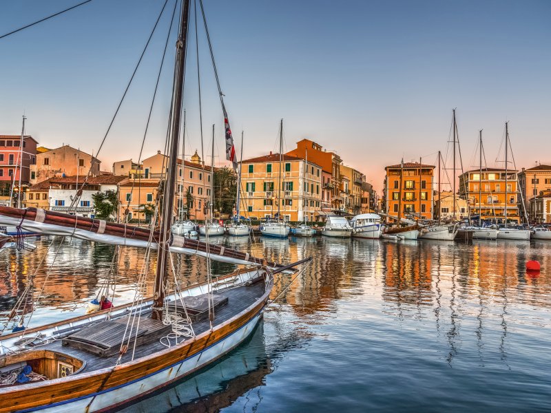 Am Hafen von La Maddalena Gabriele Maltinti - stock.adobe.com