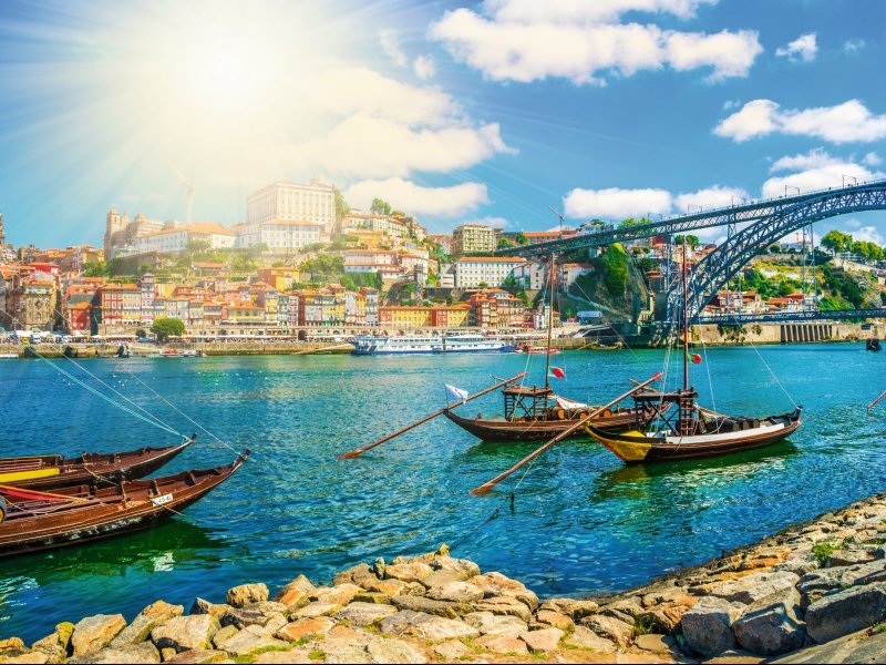 Fischerboote auf dem Douro in Porto cristianbalate - stock.adobe.com