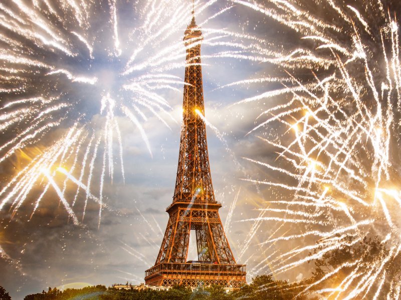 Feuerwerk am Eiffelturm Melinda Nagy - stock.adobe.com