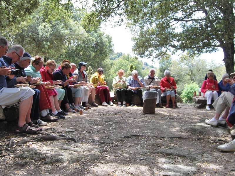 Sardinien - Gruppe beim Essen bei den Hirten 